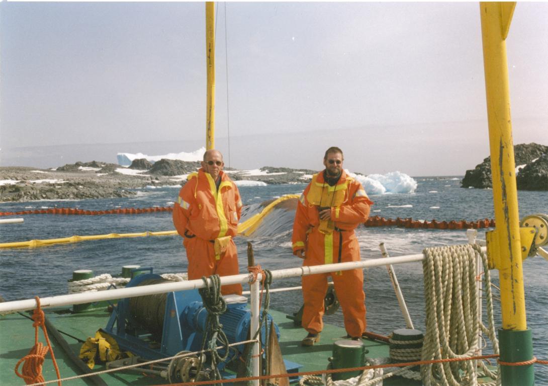 Personeel van Rijkswaterstaat bij de berging van een schip bij Antarctica (1993; bron: Beeldbank Rijkswaterstaat)