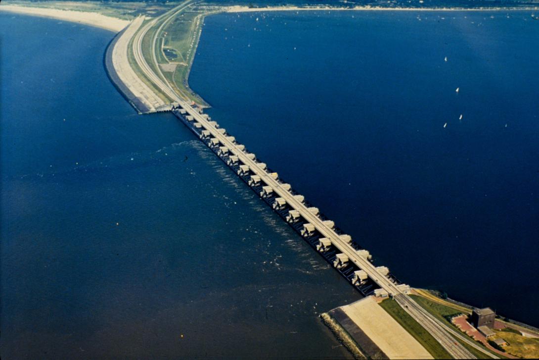 De spuisluis in de Haringvlietdam (bron: Beeldbank Rijkswaterstaat)